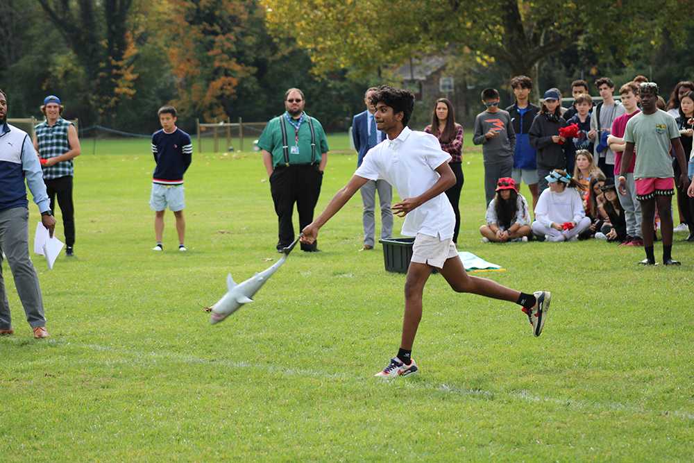 Seniors Dominate in Slimy Fish Toss