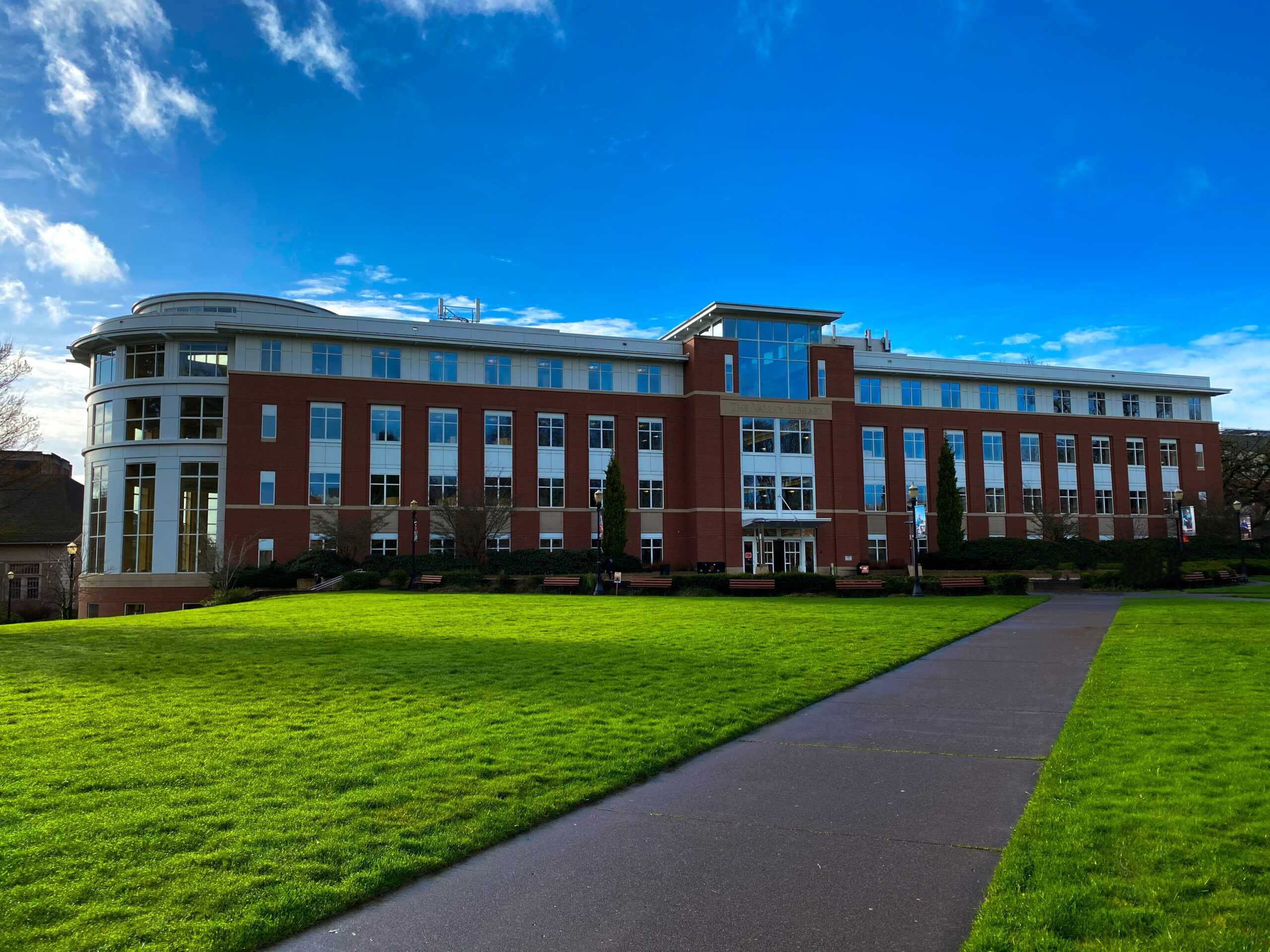 The Valley Library, Oregon State University. Photo by Porter Raab on Unsplash. 