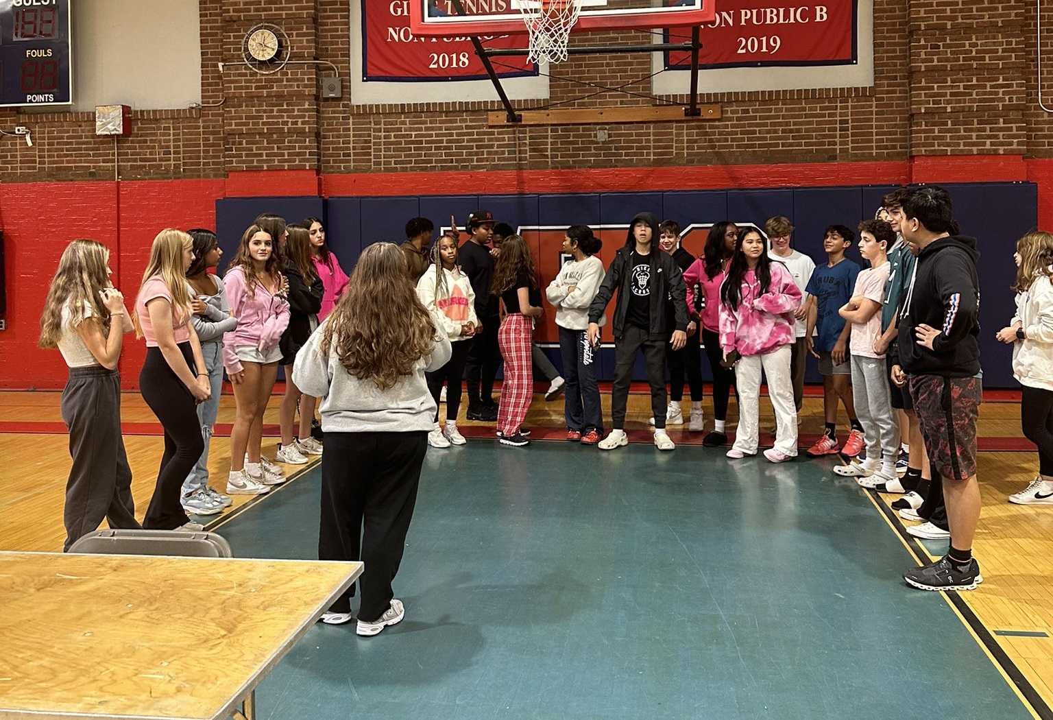 9th Grade leaders direct Airband practice during US Community Time. Photo by Katherine Lee ’25.