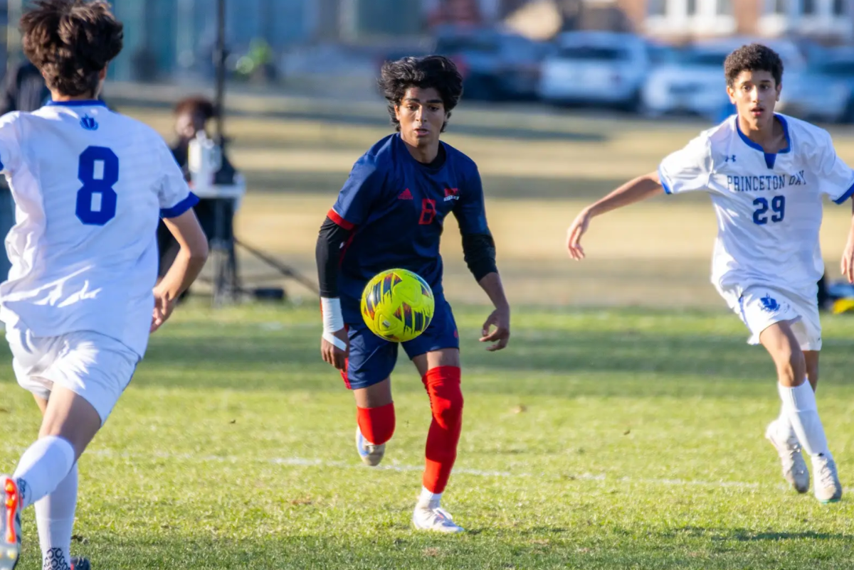 Vikram Verma ’25 fights for the ball. Photo by Matt Strauss ’27.
