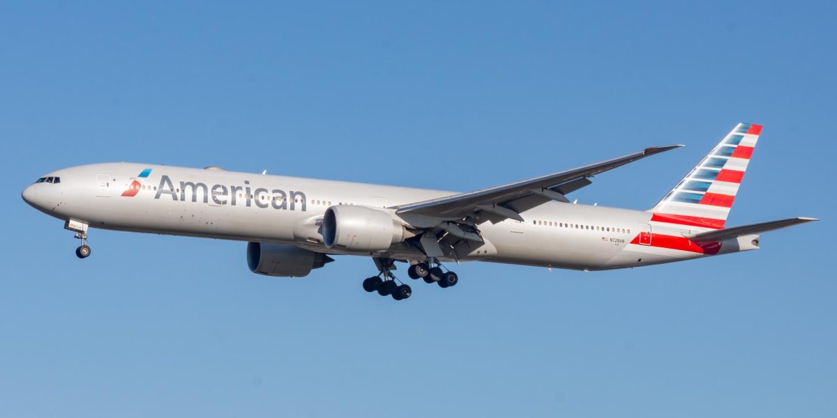 American Airlines 777-300er on approach by Mitchel Hope.
