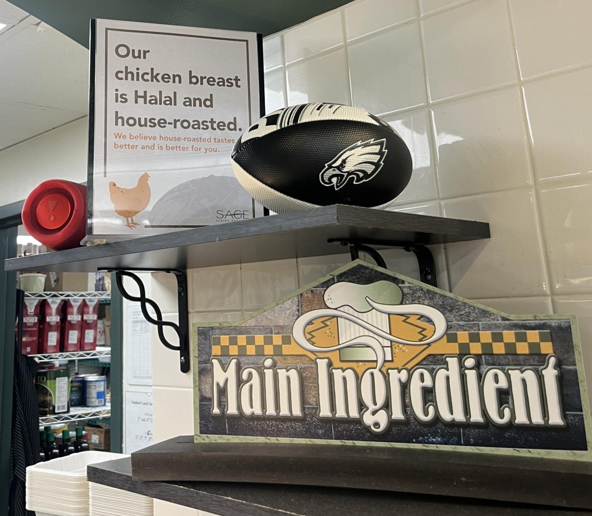 A sign above the hot food station indicates that the chicken is halal. Photo by Chloe Marshall ’26.
